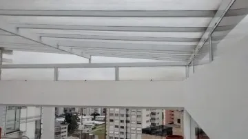 Cobertura em Policarbonato Compacto Ventilada Varada Edifício