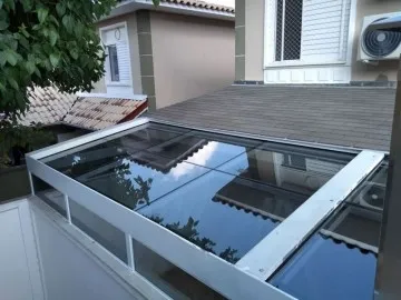 Cobertura em Vidro Laminado Retrátil para Piscina com Fechamento Lateral